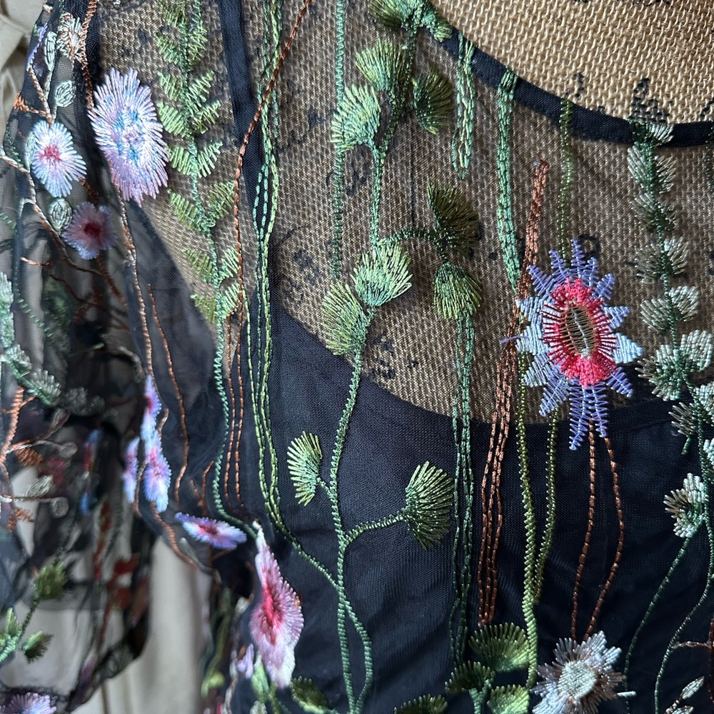 Romeo & Juliet Couture Floral Embroidered Mesh Top NWT - Picture 3 of 12
